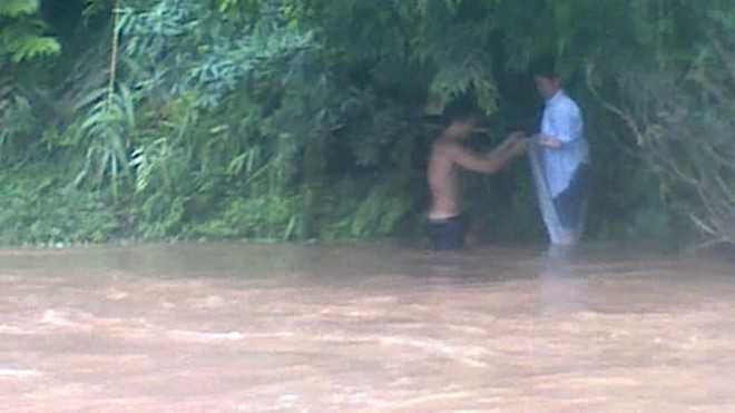 Cách vượt suối của học sinh, giáo viên bản Sam Lang.