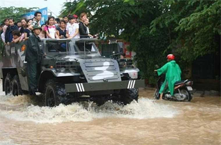 Xe BTR - 152 trong triển khai huấn luyện thực địa và giúp người dân phòng chống thiên tai, bão lũ.