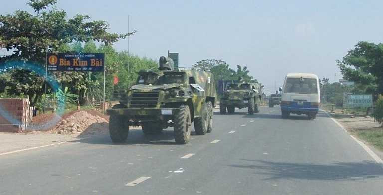 Cấu trúc thân xe là kiểu hàn thép, vỏ giáp có độ dày từ 15-9mm, phần mỏng nhất nằm ở sàn xe, 4mm. Cabin có hai cửa, kính chắn gió được bảo vệ bởi 2 tấm sắt có khe nhìn, có thanh đóng mở riêng. (Theo Infonet)