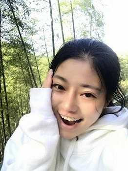 Nhiều người đã nhận xét về vẻ đẹp của cô và những thành tích tuyệt vời mà cô đã đạt được, họ gắn cho cô danh hiệu 'cô gái Marathon đẹp nhất'. 