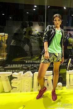 Một số người khác nghi ngờ liệu vẻ đẹp ngoại hình của cô có hoàn toàn là tự nhiên?