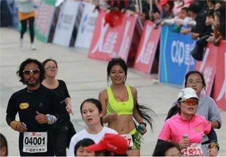 Cô gái mang vẻ đẹp thể thao này năm nay 26 tuổi có cái tên Mao Dou. 