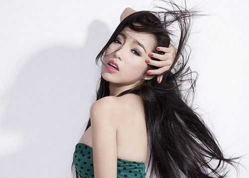 Mái tóc của cô không những mềm mại và bóng mà nó còn đi theo những kiểu cách hết sức cơ bản như không tỉa quá nhiều, có độ duỗi nhẹ buông lơi đầy bắt mắt.