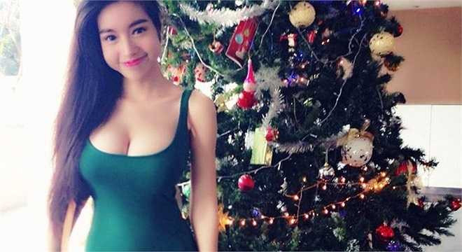 Nhắc tới Elly Trần thì khó ai có thể bỏ qua thứ đã tạo nên 'thương hiệu của cô' đó là vòng 1 quyến rũ.