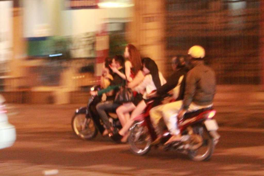 cảnh sát, công an, quái xế, gái gọi, phố phường, Hà Nội