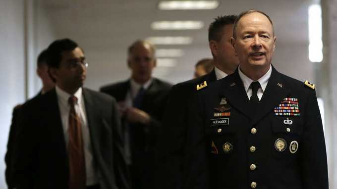 Giám đốc NSA Keith Alexander bước vào phòng họp cùng Ủy ban Tình báo Thượng viện Mỹ ở Washington hôm 11-3 