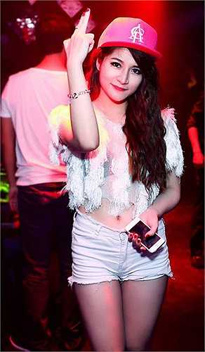 Không chỉ dừng lại ở việc khoe, họ còn thổi vào trang phục sự trẻ trung, nét cá tính, ấn tượng cho bộ đồ.