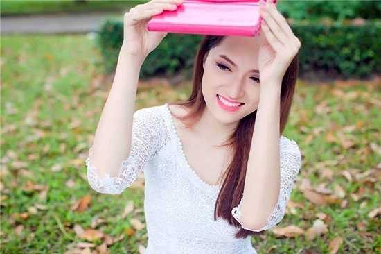 Hương Giang cũng được xem là người đẹp chuyển giới xinh đẹp, nữ tính nhất hiện nay. Cô nàng ngày càng khéo léo lựa chọn cho mình những trang phục phù hợp để tôn dáng.