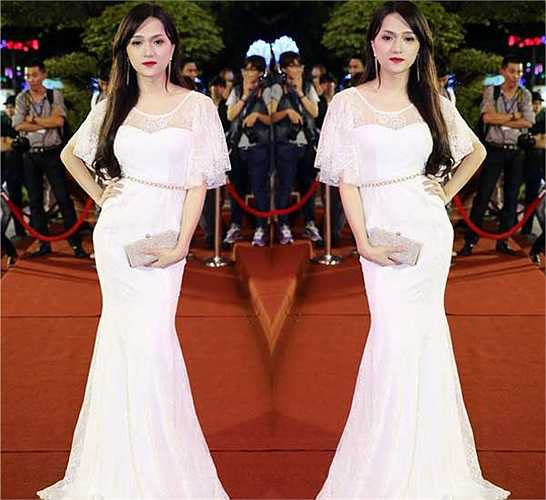 Hương Giang có lợi thế về chiều cao bởi vậy thiết kế váy đuôi cá cũng giúp cô khoe được nét quyến rũ. 