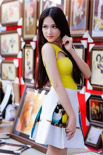 Cùng ngắm một Hương Giang xinh đẹp, quyến rũ với những bộ cánh khơi nét nữ tính.