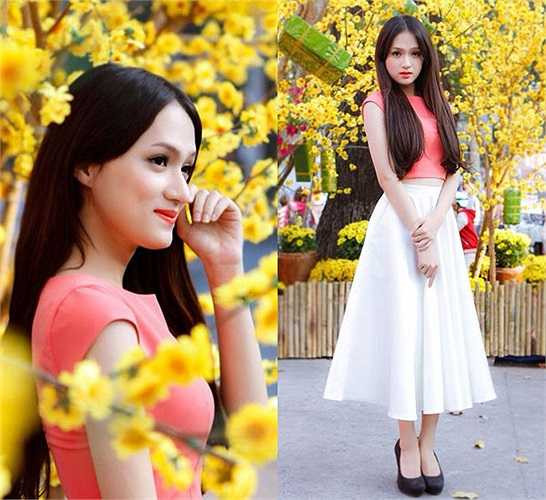 Gương mặt xinh xắn, thân hình thanh mảnh nên không quá khó khăn để Hương Giang lựa chọn cho mình những dáng váy phù hợp.