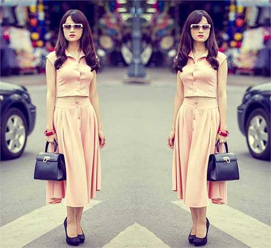 Dáng váy xòe điệu đà, duyên dáng là một trong những dáng váy tạo nên nét mềm mại của phái đẹp được Hương Giang yêu thích. Đây là dáng váy dễ mặc phù hợp với nhiều form dáng khác nhau. 