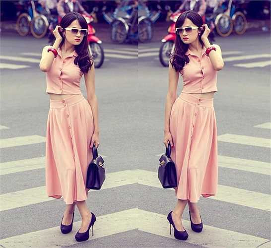 Sở hữu vòng eo đáng mơ ước không phải cô gái nào cũng có được nên người đẹp cũng không ngần ngại diện trang phục crop top khoe eo thon.