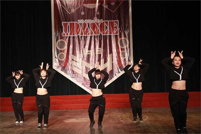 Trang phục cũng được đầu tư công phu thể hiện sự trẻ trung, khỏe khoắn của bạn trẻ