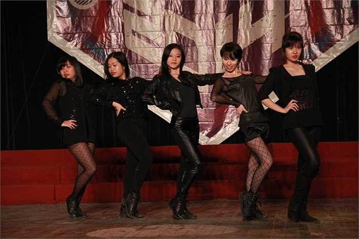 Phần vũ đạo của các nhóm nhảy nữ sinh được ban giám khảo đánh giá khá cao