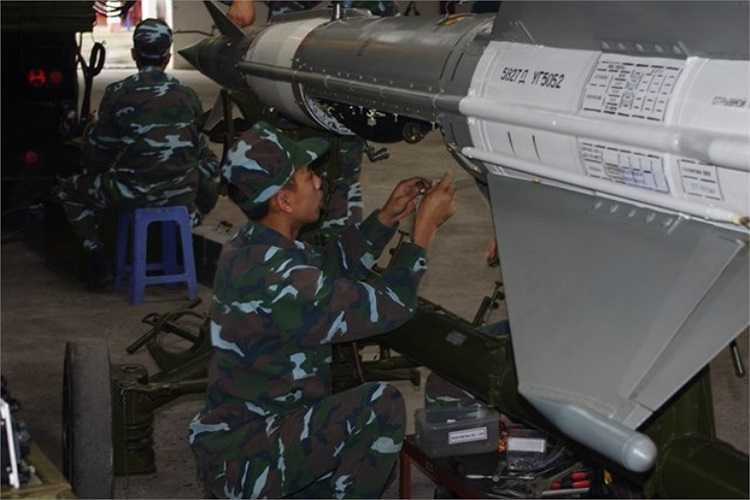 S-125-2TM là phiên bản được hiện đại hóa của tổ hợp tên lửa phòng không S-125. Được thực hiện bằng các phương pháp của tập đoàn Công nghiệp tài chính liên quốc gia Nga – Belarus Tetraedr. (Trong ảnh: Tên lửa S-125-2TM đã sẵn sàng cho đợt bắn nghiệm thu) 