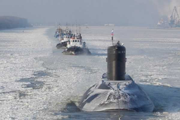 Tàu ngầm Kilo HQ 183 Hồ Chí Minh vượt băng về Việt Nam. Ảnh: TL/Một thế giới