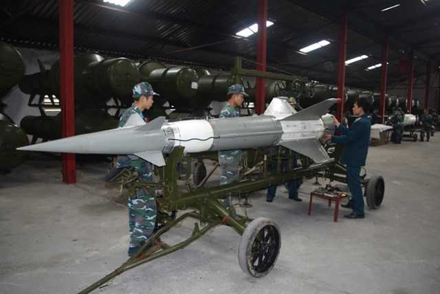 Quy trình lắp ráp đạn tên lửa S125-2TM của Tiểu đoàn tên lửa 125, Trung đoàn 284.