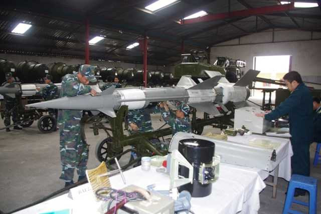 Mục kích dây chuyền lắp tổ hợp tên lửa S125-2TM