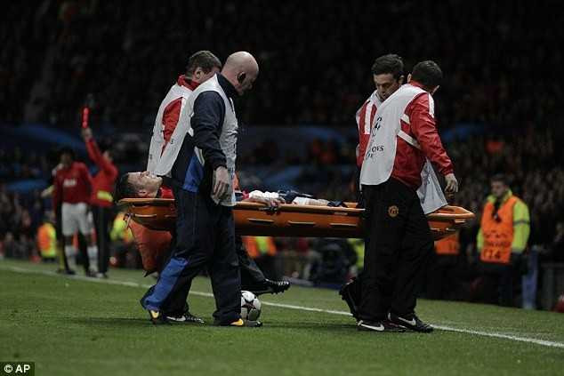 Người hùng Man Utd rời sân bằng cáng