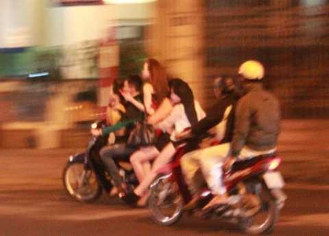 Quái xế chở ‘hàng’ phục vụ khách: CA Hà Nội quyết xử lý