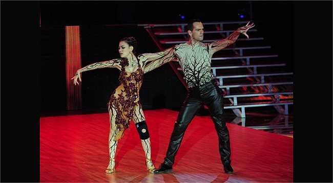 Đêm thi với chủ đề rock, Thu Thủy và bạn nhảy hóa trang thành 2 thân cây khô cằn để thể hiện chủ đề môi trường trên nền ca khúc rock 'Still Loving You' rất ấn tượng. 