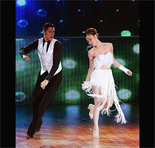 Sau bài thi đầu tiên diễn lại tích Tấm Cám, ở bài thi thứ 2 của đêm liveshow 9, một lần nữa Ngân Khánh đã trở thành cái tên hot nhất khi giành được 8 con 10 tuyệt đối.