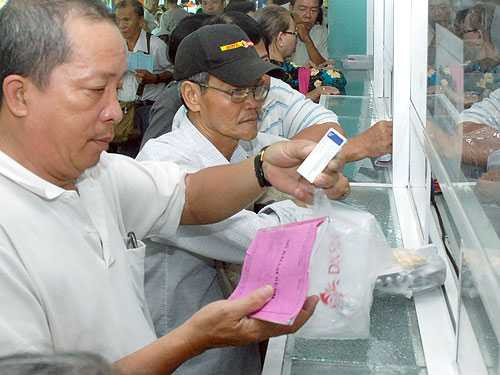 Thủ tướng: 'Cứ để giá thuốc cao mãi thì khổ dân lắm'