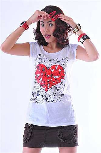 Hiện Hà Tăng đang làm chủ một công ty về thời trang. 