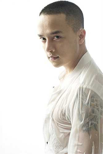 Năm 2009, anh nhận được danh hiệu 1 trong 10 ca sĩ được yêu thích nhất trong bảng xếp hạng Làn sóng xanh.