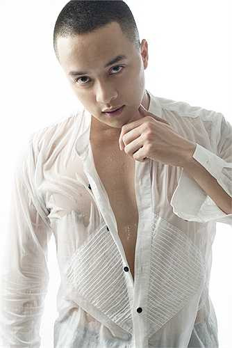 Còn hiện tại, anh và nữ ca sỹ Bảo Thy đang tập trung và dốc hết sức mình cho liveshow 'Tôi tỏa sáng' diễn ra vào ngày 19/4/2014. 