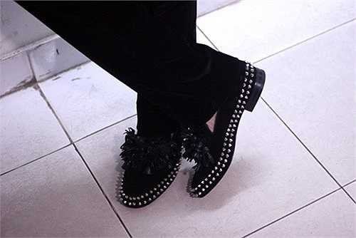 Nam ca sỹ đỏm dáng rất quan tâm đến kiểu dáng của giày. Anh thường chọn những đôi giày có thiết kế bắt mắt.