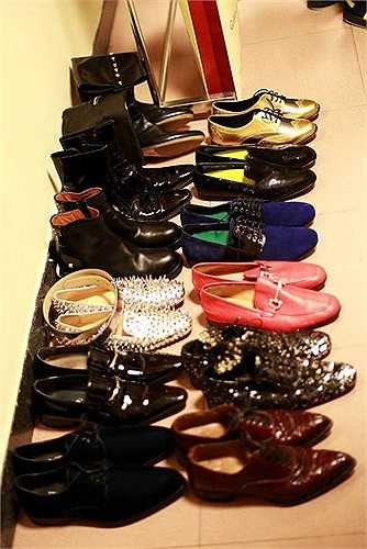 Có lúc anh còn mang hơn 10 đôi giày cho 1 liveshow của mình.