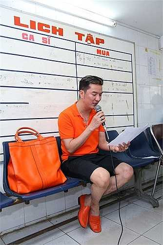 Ông hoàng nhạc Việt có sở thích phối phụ kiện tông xuyệt tông.