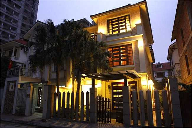 Ngôi nhà ba tầng sở hữu kiến trúc hiện đại, sang trọng. Hồ Quỳnh Hương thích hòa mình vào với thiên nhiên nên ngôi nhà của cô cũng có rất nhiều cây xanh, nó giúp cô thảnh thơi sau những áp lực công việc mỗi ngày.