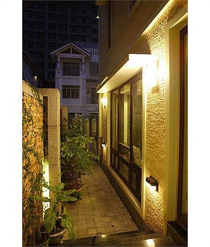 Bao quanh ngôi nhà là hàng rào xây bằng gạch kết hợp bê-tông, tạo nên vẻ chắc chắc, vững vàng cho ngôi nhà ngay từ bên ngoài.