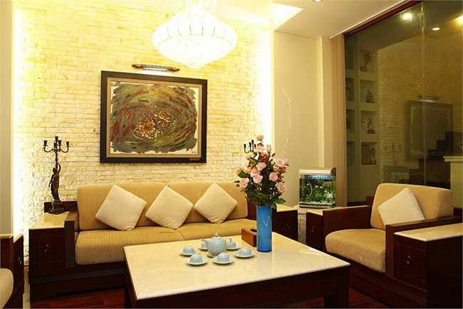 Từng ám ảnh với ngôi nhà nghèo khó, cơ hàn tuổi ấu thơ và khắc khoải với hoài niệm về những đêm mưa nằm co ôm chị gái để tránh những đám ướt át, dột nát từ trên mái thả xuống, Hồ Quỳnh Hương đã dành tặng cho mình một căn nhà khang trang, hiện đại với kiến trúc kiên cố và đầy đủ tiện nghi. 