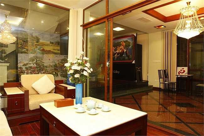 Bên cạnh phòng khách rộng lớn sang trọng, phòng bếp lộng lẫy với bàn ăn sang trọng, cầu thang rộng thênh thang, bài trí cầu kỳ là căn phòng ngủ đơn giản, xinh xắn nhưng êm đềm và ấm cúng.