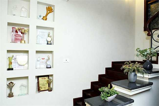 Không gian bên trong trang trí đơn giản nhưng hiệu quả. Phòng khách nhỏ yên tĩnh kết hợp làm nơi thiền của nữ ca sỹ. 