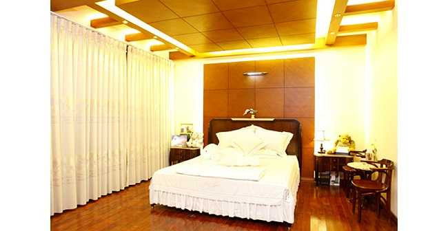 Bậc cầu thang lên tầng 2, bên trái là góc giải thưởng của Hương, bao gồm giải Mai Vàng, Làn Sóng Xanh... 