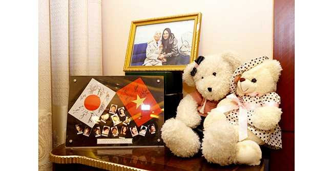 Khung ảnh - món quà lưu diễn và bức ảnh gúy giá chụp cùng Tướng Giáp. (Theo Eva)