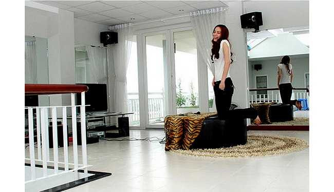 Căn nhà được thiết kế theo xu hướng tối giãn với hai màu chủ đạo là đen và trắng. Màu trắng thể hiện sự thanh thoát, màu đen thể hiện sự sang trọng. Hà Hồ rất thích trường phái đơn giản này. Theo cô sự đơn giản sẽ luôn là đỉnh cao. 