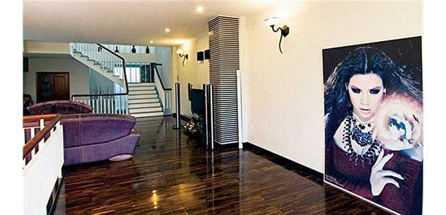 Ngôi nhà có tổng cộng 7 phòng và những không gian sang trọng, tiện dụng khác để phục vụ sinh hoạt cho gia đình.