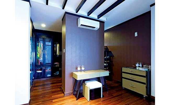 Hồ Ngọc Hà có hẳn một phòng để trang phục và giày dép cực kỳ rộng rãi và hoành tráng.