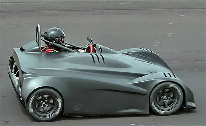 Có giá tới 50.000 USD, mẫu xe trẻ em DP4 Super Go Kart dường như là món đồ chơi dành cho người lớn khi có thể đạt vận tốc tối đa tới gần 200km/h. Xe có thiết kế tương tự mẫu Batmobile.