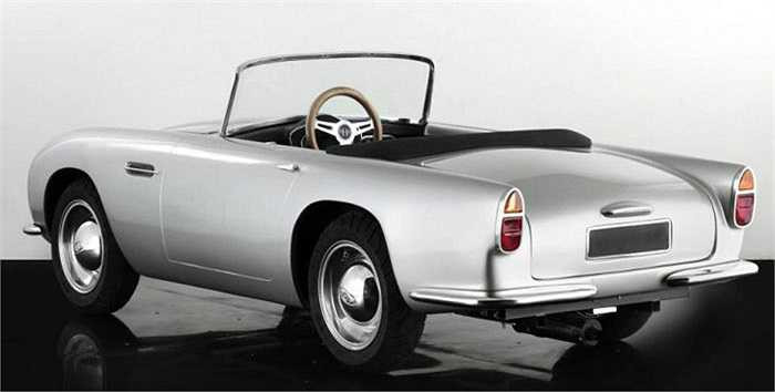 Dòng xe đắt thứ 4 trong thế giới siêu xe dành cho trẻ em là Aston Martin DB Junior với mức 27.000 USD. Mẫu xe này có hai chỗ vừa với cả trẻ em và người lớn đồng thời sử dụng động cơ xăng dung tích 110cc cùng hộp số tự động 3 tốc độ.