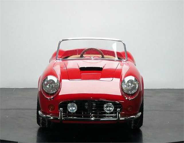 Với kiểu dáng như nguyên mẫu, phiên bản dành cho trẻ em của siêu xe Ferrari GT có giá tới 25.016 USD.