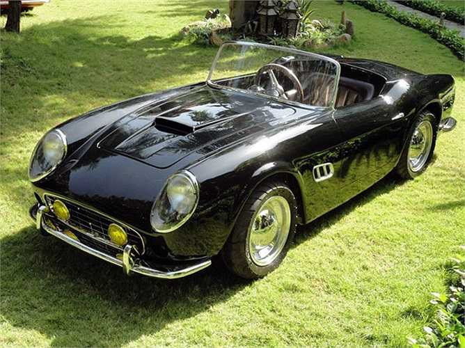 Giống như nguyên mẫu, dòng Ferrari California Spyder 250 phiên bản đồ chơi có giá ngất ngưởng, 20.845 USD. 