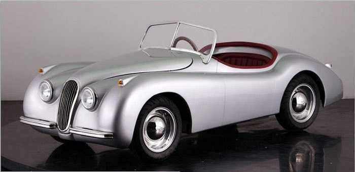 Mẫu Roadster Mini được chế tác bởi công ty Morgan và có giá lên tới 20.012 USD. Để đảm bảo an toàn, các ông bố bà mẹ có thể mua phiên bản xe điện của Roadster mini với tốc độ tối đa chỉ 10km/h trong khi tốc độ thật của dòng xe này có thể lên tới hơn 120 km/h. 