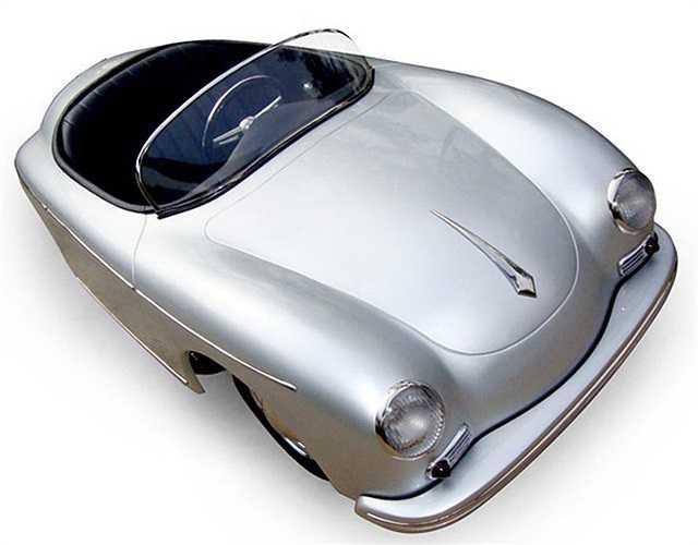 Các tín đồ yêu xe Mercedes có thể dành cho con cái món quà đặc biệt, chiếc Mini Mercedes 280SL. Sử dụng động cơ xăng 3 xylanh, mẫu xe đồ chơi trị giá 12.000 USD này có thể đạt vận tốc tối đa gần 50km/h. Phiên bản đầu của dòng xe dành cho trẻ em này ra đời từ năm 1963.